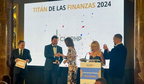 Premios-Ecofin-Entrega-premio-Juan-Andres-CEO